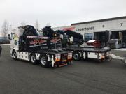 To forvogne og en trækkere har avancerede kranopbygninger