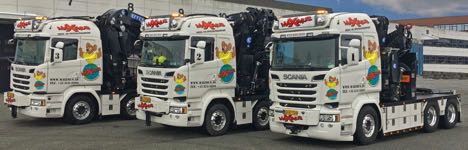 To forvogne og en trækkere har avancerede kranopbygninger