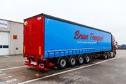 Bruun Transports nye trailer har bl pressenning og truckbeslag
