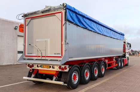 Vognmand i Vendsyssel var søndenfjords for at hente ny tip-trailer