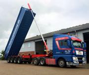 Tip-sttevognens kasse er bl og i aluminium