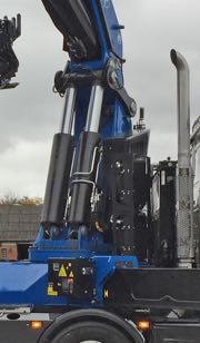 140 tm-kran er boltet p� et fire-akslet chaissis