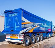 Tip-traileren er dekoreret med farver og udstyr