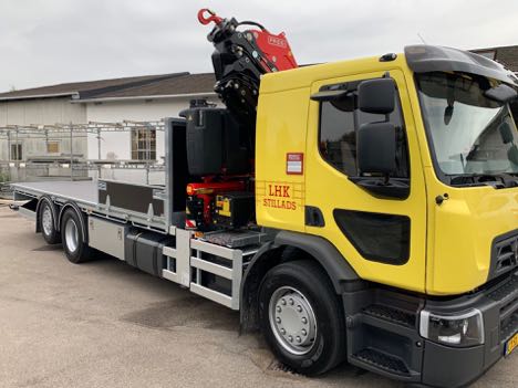 Lastbilen er bygget op til stilladser