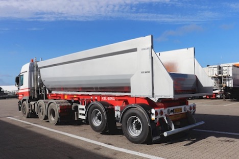 Tip-traileren har kasse i h�rdt st�l