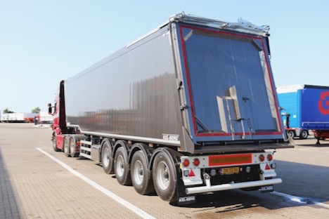 Den fire-akslede tip-trailer f�r Lejre-plads p� Sj�lland