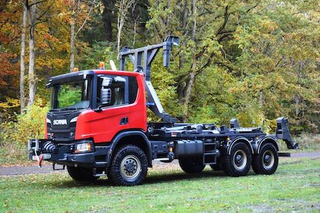 Lastbilerne kan h�ndtere containere i det gr�nlandske terr�n