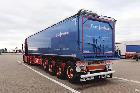 Vognmand i Ølgod har fået en ny fire-akslet tip-trailer