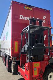 Fire-akslede gardintrailere med truckbeslag medbringer tons vis af pakket gods