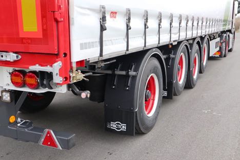 Fire-akslede gardintrailere med truckbeslag medbringer tons vis af pakket gods