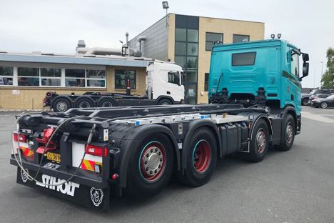 S�nner har arvet faderens gl�de for lastbiler fra �st-sverige