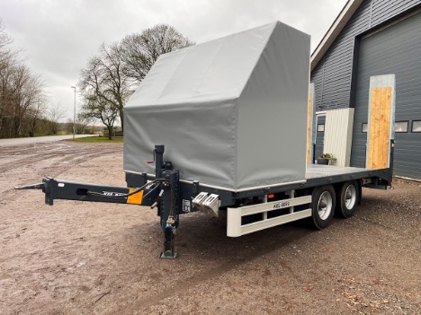 Maskin-k�rren er koblet p� flis-virksomhed