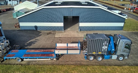 Trækker har både kran, containerlås, skammel, plads til fire mand - og en trailer