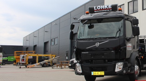 Materieludlejning krer ud med fejeblad med hydrauliske venderamper