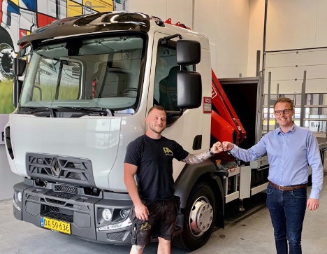 Stilladsfirma fra Lynge stiller op med ny to-akslet med kran