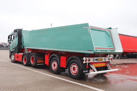 To-akslet letv�gtstrailer med tip skal k�re for vognmand i Billum