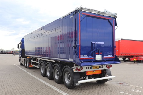 Maskinstation ved lgod frer lsset frem i fire-akslet tiptrailer