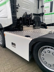 Virksomhed med speciale i transport med tankvogne tager to tre-akslede tr�kkere i brug