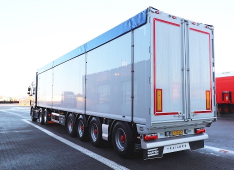 Genanvendeligt materiale bliver bragt med trailer med gende gulv