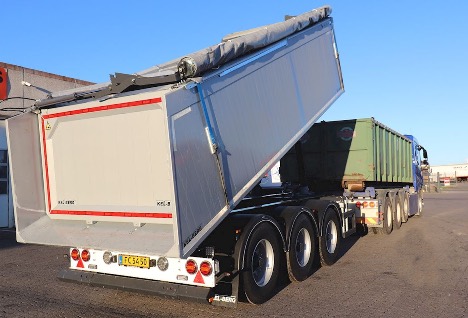 Tre-akslet bagtip-k�rre har automatisk rullepresenning