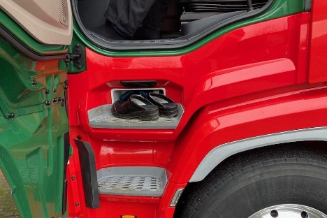 Lastbilsælger udvikler løsning til udvendig opbevaring af handsker og træsko