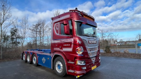 Containerbil har V8-motor og -udstyr