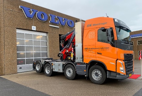 Stl-firma ruller ud med fire-akslet lastbil med kran