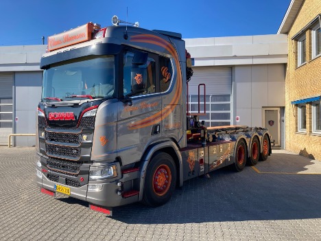 Den anden følger den første