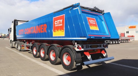 Fire-akslet tip-trailer skal bre affald frem 