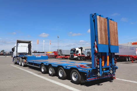 Nedbygget maskintrailer skal l�gge bund til specielle vejmaskiner fra Vejen-virksomhed