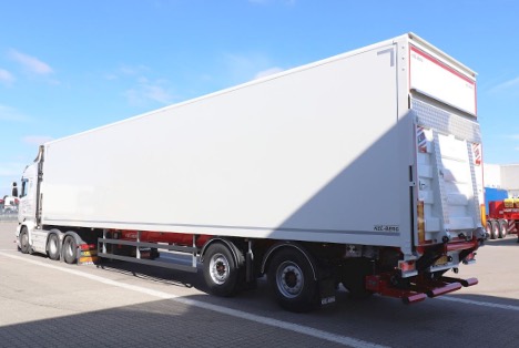 Bokstrailer rummer 90 kubikmeter med plads til 34 paller på gulvet