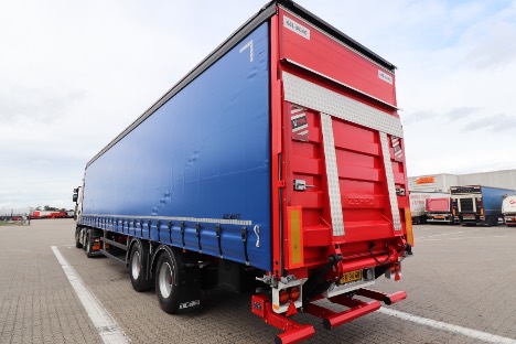Gardintrailer med to aksler blev hentet af et fransk