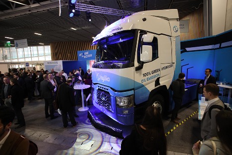 Japansk bilproducent leverer brintteknologi til lastbiler i Europa