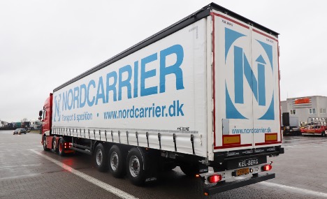 Speditionsfirma i Mlev har fet to ny tre-akslede gardintrailere i flden