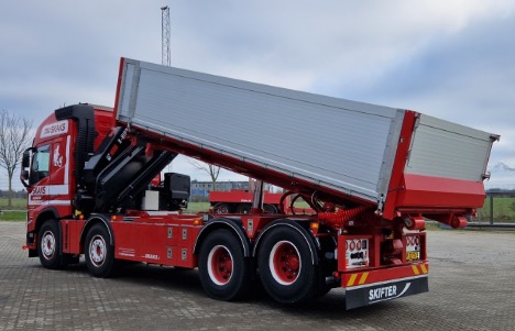 Opbygning med kran, hejs og lad er sendt fra nord til syd