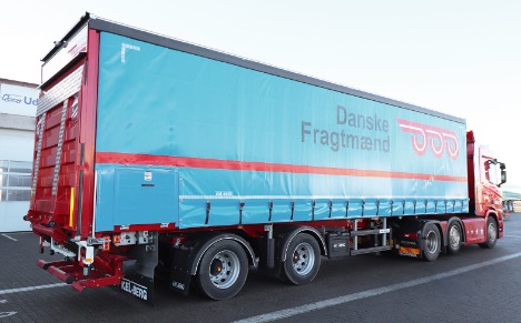 Juelsminde-vognmand har fet ny to-akslet city-trailer med dobbelte hjul