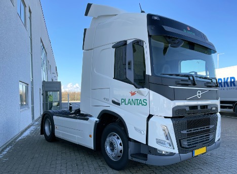 Plantegrosist valgte to-akslet trækker med lavere førerhus
