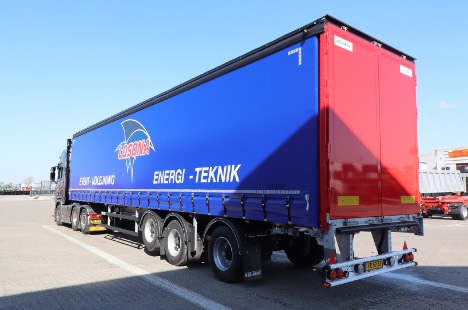 Udlejningsfirma har teltene med i gardintrailer