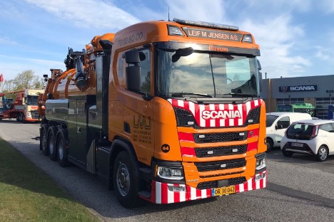 Fire-akslet lastbil med tank skal suge det tørre op