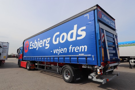 Godset kommer i ud i byen i en-akslede city-trailere