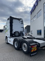 Vognmand i Kølkær fejrede fødselsdag med to nye tre-akslede trækkere