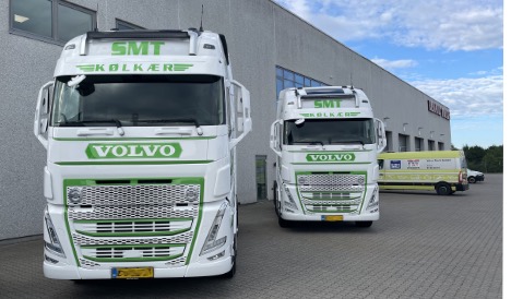 Vognmand i Kølkær fejrede fødselsdag med to nye tre-akslede trækkere