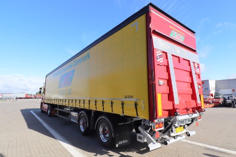To-akslet city-gradintrailer har truckbeslag i bagenden