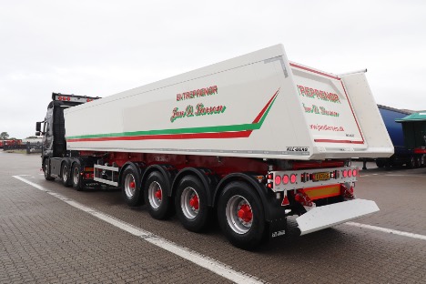Tiptrailer med fire aksler rummer 37 kubikmeter