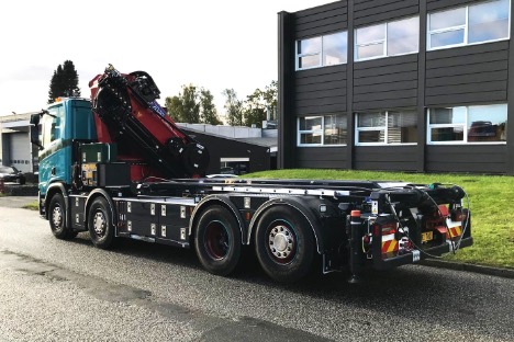 Vognmand i Svenstrup har fået to lastbiler med kran i hver sin ende