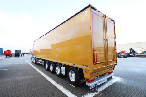 Fire-akslet trailer har bde gende gulv og automatisk rullepresenning