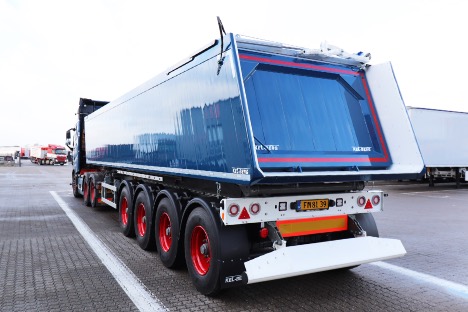 Vognmand fra Rdkrsbro hentede fire-akslet tip-trailer i Hedensted