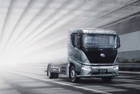 Batterielektriske lastbiler fra Kina kører ind på transportmesse i Sverige