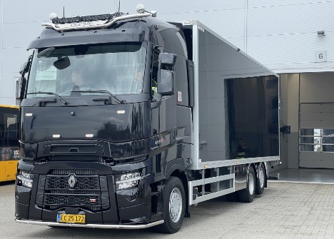 Sort Renault flyver ud fra Næstved