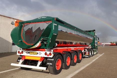 Fire-akslet asfalttrailer er leveret med automatisk rullepresenning